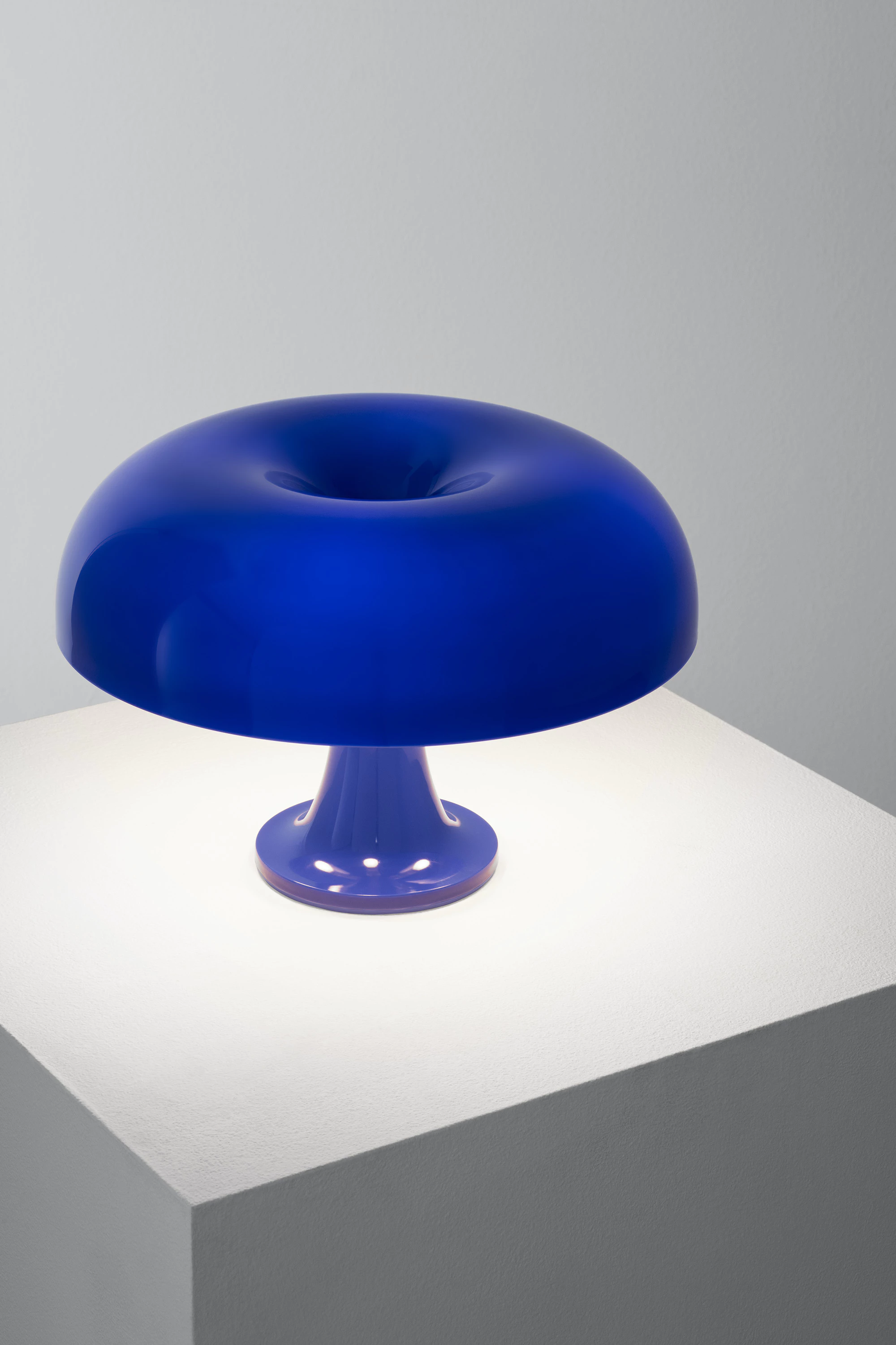 Lámpara de mesa Nessino Blue Klein | Artemide
