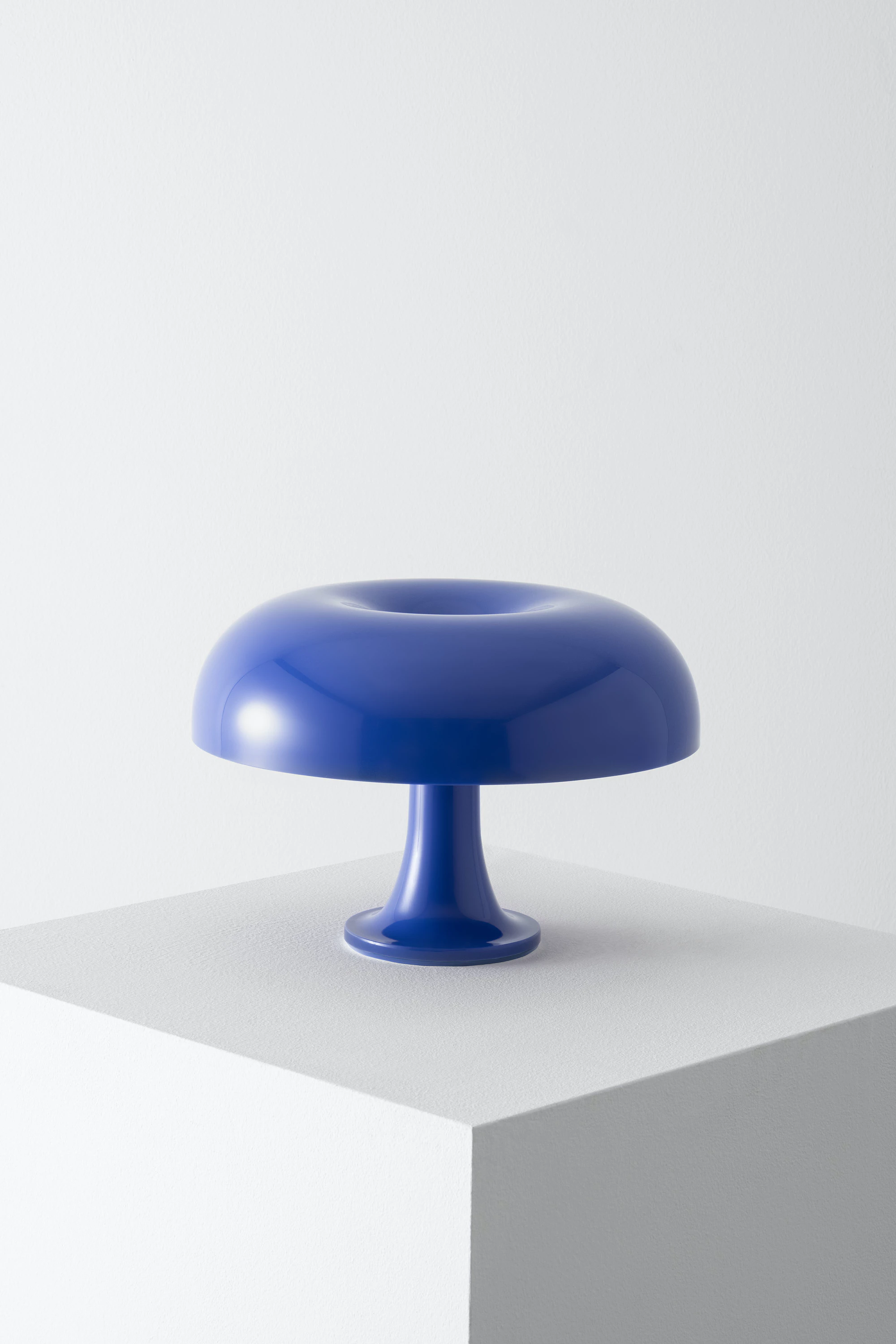 Lámpara de mesa Nessino Blue Klein | Artemide